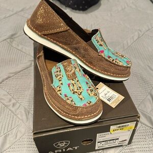 Womens Ariat cruisers sz 8, new in box with tags